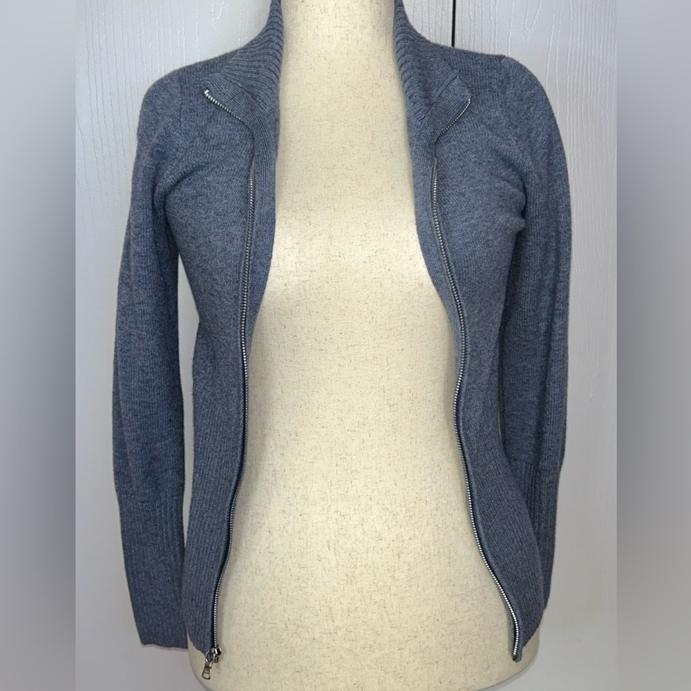 Euc women’s Gilly Hicks by Hollister zip front cardigan sweater